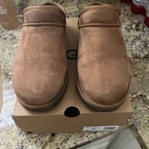 UGG Classic Slipper in Chestnut